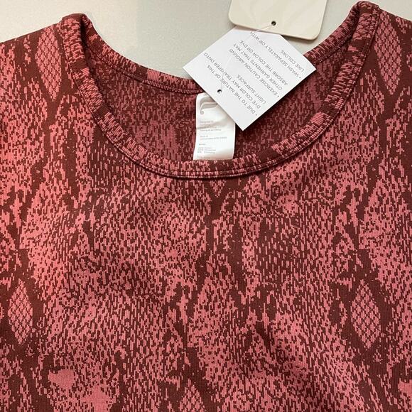 Fabletics Kamila Seamless Long Sleeve Snake Print Cherry Crop Top L NEW w/Tag - Picture 2 of 7
